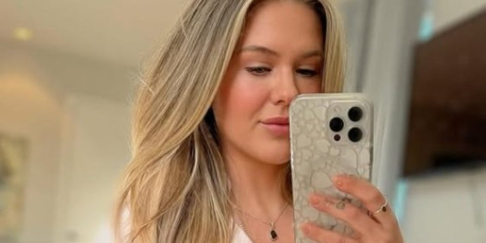 Obožava da spava sa penzionerima: Vraća dedama osmeh na lice i zarađuje brdo love (VIDEO)