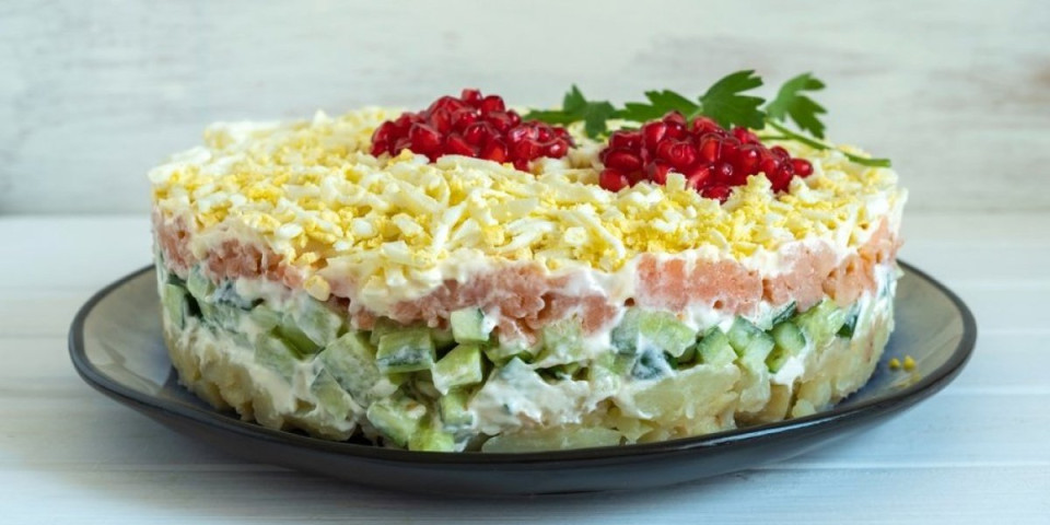 Slavska salata ukusnija od ruske i mimoze: Izgleda kao torta, a pravi se za 20 minuta