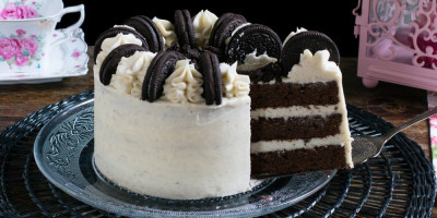 Oreo torta, moderna, kremasta poslastica, postala je zvezda novih slavskih kolača, koja jednako oduševljava i starije i mlađe goste.
