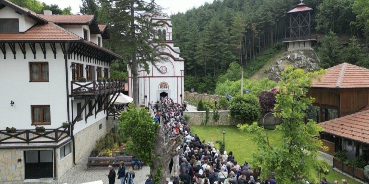 Manastir Tumane danas posetilo preko 1.000 ljudi iz čitavog regiona: Ovako samo pravi vernici slave praznik