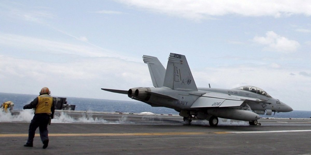 Tek što je poleteo zabio se kao metak: Snimljen pad američkog lovca u Južno kinesko more?! (VIDEO)