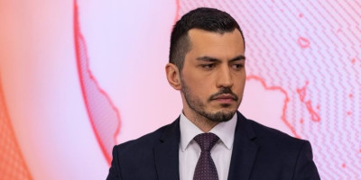 Tajkunski voditelj sa "Nove S" Radovan Seratlić na skandalozan način je u uvodnoj reči Dnevnika šolakovske televizije pljunuo na sopstvenu zemlju i narod.