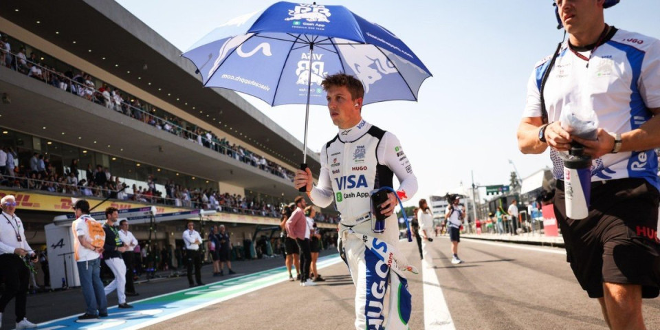 Da li su ovi ljudi normalni? Zastašujuća scena, vozač umalo pregazio redare usred trke