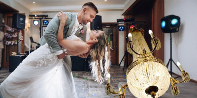 Tokom proslave "kine" (dela svadbene ceremonije) u jednoj svečanoj sali u turskom gradu Adana, ogroman kružni luster otpao je sa plafona i obrušio se na mladu dok je igrala na sredini podijuma.