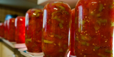 Recept za brzu zimnicu sa paprikama i paradajzom koja se sprema očas posla i bez  dodavanja konzervansa.