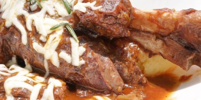 Zaboravite na obično pečenje - sočni jagnjeću kolenicu sa kajmakom i prazilukom je jelo koje će vašu slavsku trpezu pretvoriti u pravu gozbu.