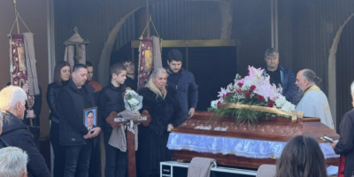 Jugoslav Kostić, nekadašnji predsednik opštine Stara Pazova, predsednik Predsedništva SAP Vojvodine i član poslednjeg Predsedništva SFRJ sahranjen je na centralnom groblju u Staroj Pazovi, u kojoj je živeo od 1969. godine.