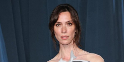 Britanska glumica Rebeka Hol pojavila se na "Academy Gala" u Los Anđelesu u "goloj" haljini o kojoj će se dugo govoriti.