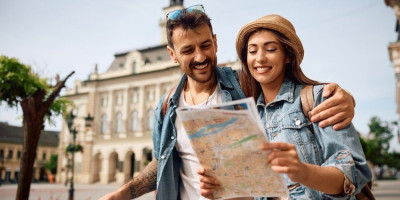 Zamislite da pijete kafu u malom, umetničkom kvartu punom života, ali da to nije Pariz. Ili da gledate zalazak sunca nad okeanom bez buke, ali da to nije Bali. Moguće je.