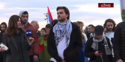 Blokaderi koji su navodno krenuli u šesnaestodnevnu šetnju od Novog Pazara do Novog Sada pokazali su kako na najsramniji način režiraju predstave nasred puta, u čemu im svesrdnu podršku pružaju lažovski, antisrpski, tajkunski mediji, poput N1.