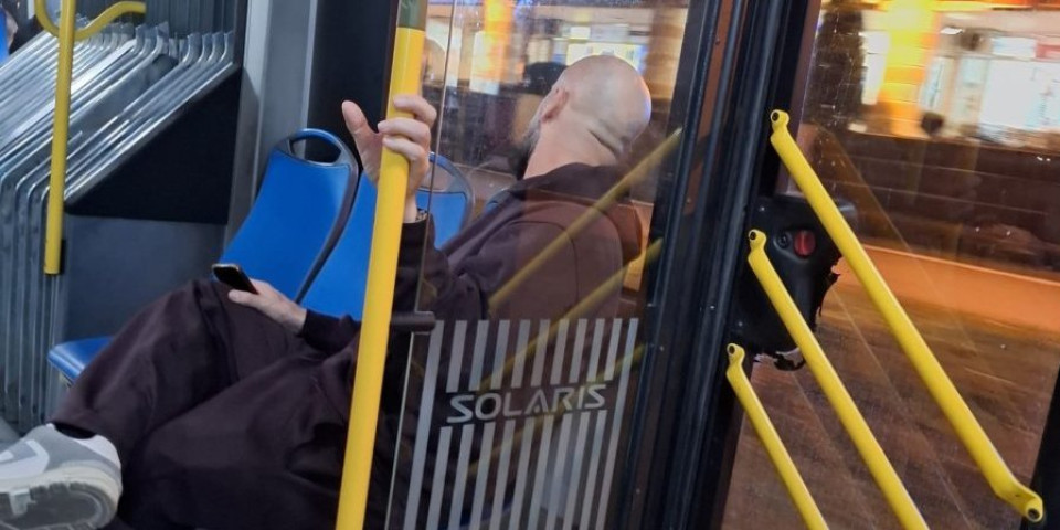 (PAPARACO) Pevač za krpice daje hiljade evra, a vozi se gradskim prevozom