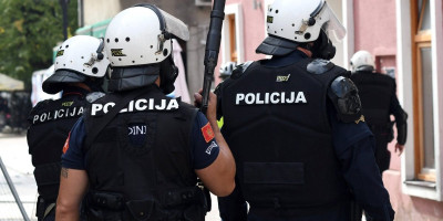 Nakon višemesečnog temeljnog planiranja, ciljane potrage i operativnog rada, lociran je i u taktički preciznoj akciji uhapšen je Aleksandar Marković (37), član jedne visokorizične organizovane kriminalne grupe sa teritorije Crne Gore, saopšteno je danas iz Uprave policije.