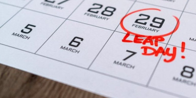 Jedan neprimetni dan, skriven u februaru svake četvrte godine, čuva ritam sveta i ne dozvoljava da se vreme i priroda raziđu.