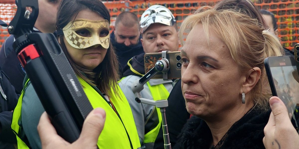 Ekskluzivan snimak: Dijana Hrka napala čoveka nožem (VIDEO)