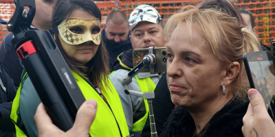 Dijana Hrka, majka Stefana Hrke, mladića koji je jedna od 16 žrtava pada nadstrešnice na Železničkoj stanici u Novom Sadu 1. novembra 2024. godine, nožem je ubola u predelu stomaka kolegu Đ. Đ.