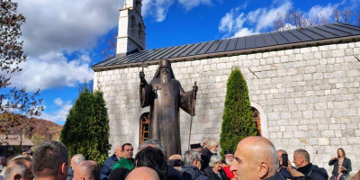 U Kolašinu, u dvorištu crkve Svetog Dimitrija, danas je otkriven spomenik mitropolitu crnogorsko-primorskom Amfilohiju Radoviću.