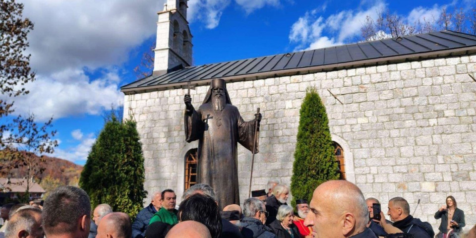 Sa krstom i molitvom predvodio litije: Otkriven spomenik mitropolitu Amfilohiju u Kolašinu (FOTO)