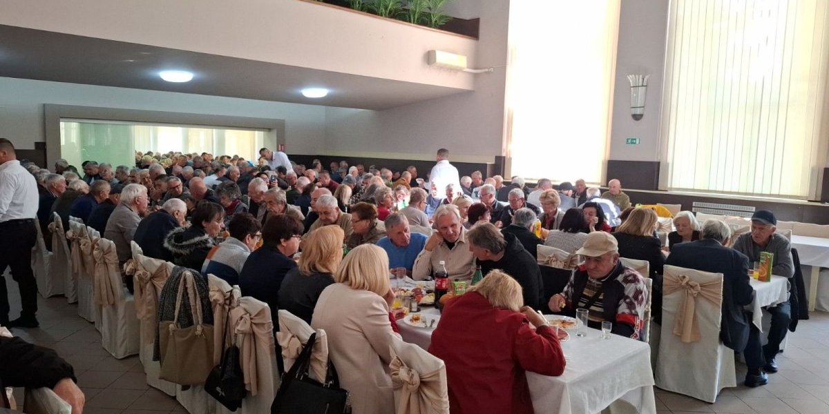 Svake godine organizuje se svečani ručak uz muziku za penzionere