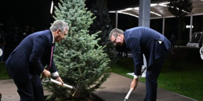 Predsednik Srbije Aleksandar Vučić potpisao je brojne sporazume sa predsednikom Uzbekistana Šavkat Mirzijojevim i tom prilikom su posadili drvo u Aleji počasnih gostiju kao čin prijateljstva.