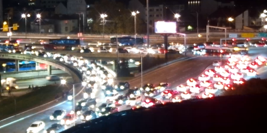 Beograd paralisan: Kilometarske kolone vozila, ljudi idu peške - Ovde je krcato (FOTO)