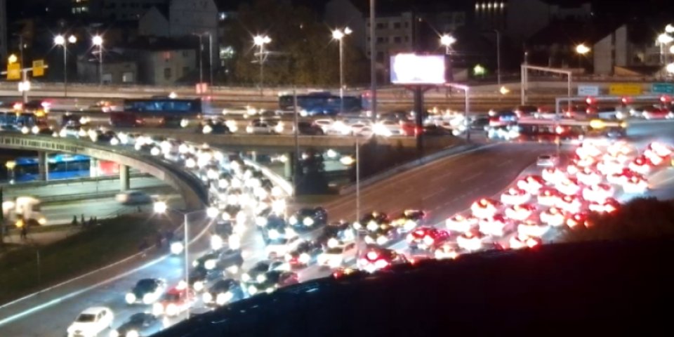Beograd paralisan: Kilometarske kolone vozila, ljudi idu peške - Ovde je krcato (FOTO)