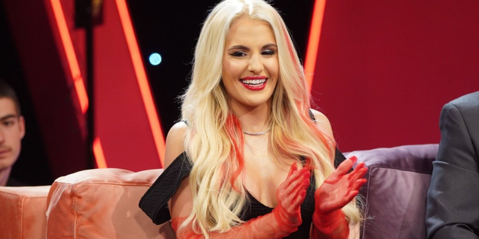 Momci joj ljube stopala, a žene grizu za vrat: Pevačica na meti vrelih ponuda