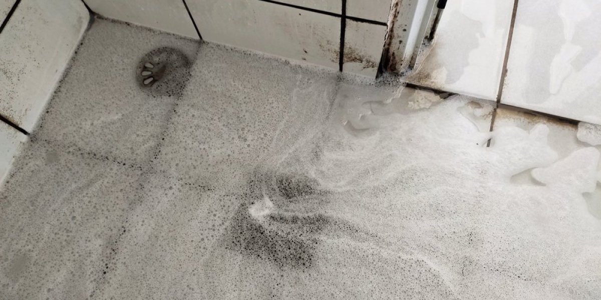 Svi zanemarujemo crne naslage u tuš kabini: Sada ćete dvaput razmisliti pre tuširanja