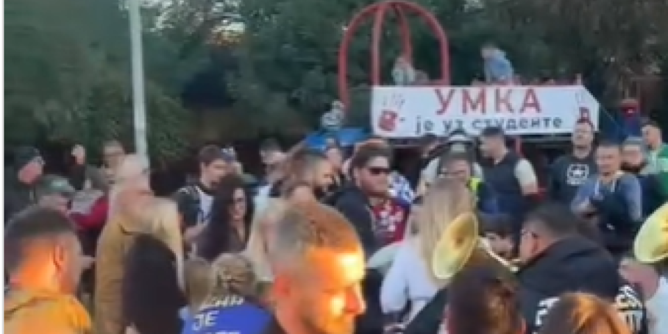 "Komemorativni" skup uz trubače: Pogledajte kako su takozvani novopazarski šetači dočekani na Umci (VIDEO)