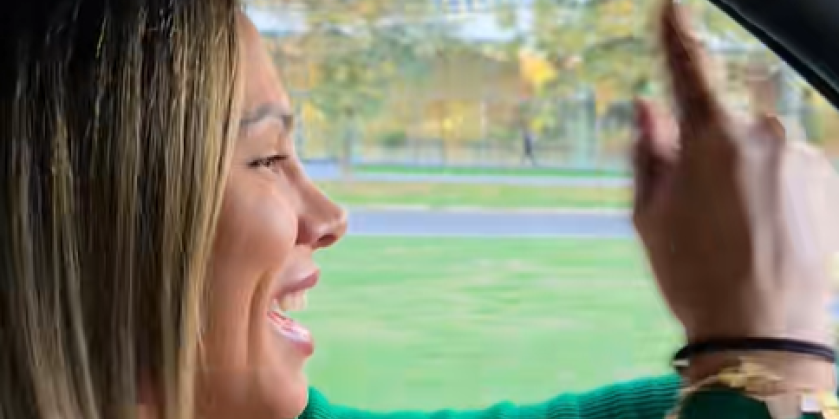 Sandra Afrika divlja za volanom besne mašine: Do daske odvalila Mileta Kitića (VIDEO)