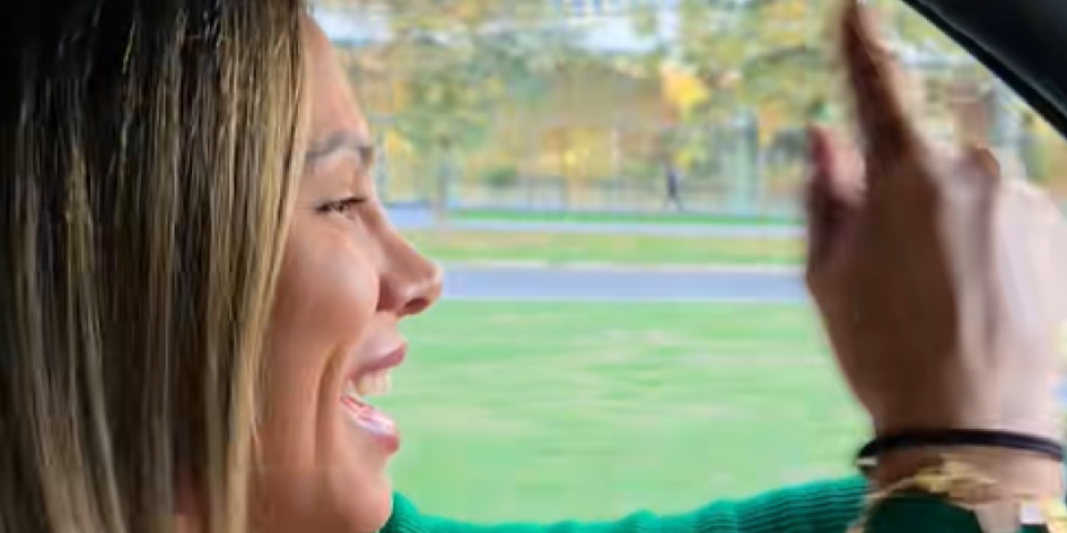 Sandra Afrika divlja za volanom besne mašine: Do daske odvalila Mileta Kitića (VIDEO)