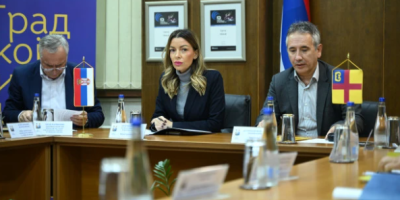 Potpredsenica Vlade i ministarka privrede Adrijana Mesarović sastala se u Vranju gradonačelnikom tog grada dr Slobodanom Milenkovićem i zaposlenima u kompaniji Kentaur Balkans koji su juče ostali bez posla.