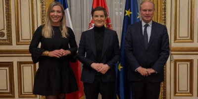 Predsednica Narodne skupštine Ana Brnabić počela je večeras posetu Francuskoj radnom večerom u rezidenciji ambasadora Srbije u Parizu.