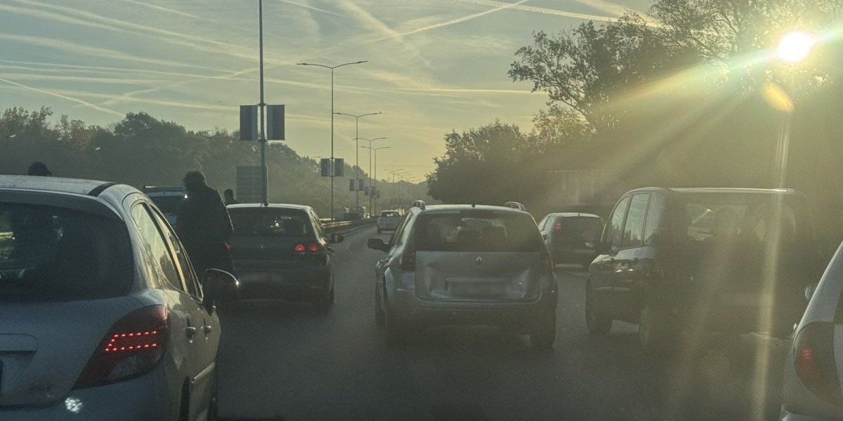 Karambol na auto-putu - Četiri vozila se sudarila, vozači se pitaju: "Kako su ovo uspeli"?! (FOTO)