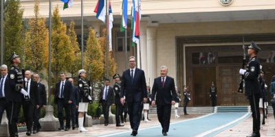 Predsednik Srbije Aleksandar Vučić, zajedno sa srpskom delegacijom, posetio je danas Centar za islamsku civilizaciju u Taškentu. Predsednika Vučića je u obilazak vodio Rustam Džabarov, zamenik direktora tog centra.