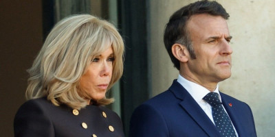 Tifani Ozije, ćerka prve dame Francuske Brižit Makron, svedočila je pred sudom u Parizu o tome kako su lažne tvrdnje na internetu, da je njena majka rođena kao muškarac duboko uticale na svakodnevni život i zdravlje njihove porodice.