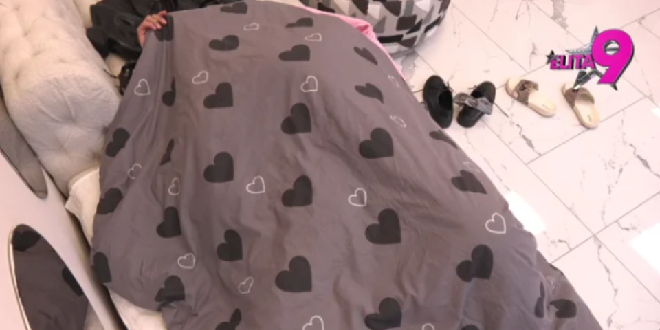 Vrela akcija ispod jorgana - Ni ova učesnica Elite nije odolela Filipu Đukiću (VIDEO 18+)