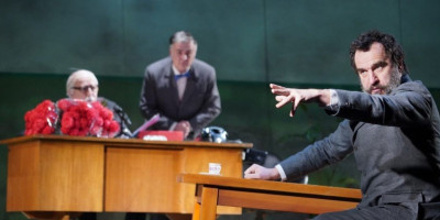 Nenad Jezdić (53) je sinoć nakon 50. izvođenja predstave "Razvojni put Bore šnajdera" pokazao da je veran svojim principima jer ponovo nije podigao indeks na sceni.