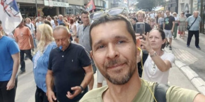 Milan Grubetić iz Kostolca, jedan od lidera tzv. "Građanskog zbora Požarevac", redovni učesnik blokada na području Beograda, Novog Sada, Požarevca i Kostolca, pokazao je još jednom svoje pravo lice.