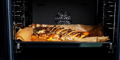 Savršeno hrskava riba iz rerne moguća je uz samo jedan trik - pleh pre pečenja i dobićete zlatnu, pucketavu koricu bez kapi viška ulja.