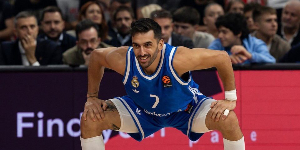 Auuuu, morate ovo da vidite - Odavde je dao koš i to preko glave (VIDEO)