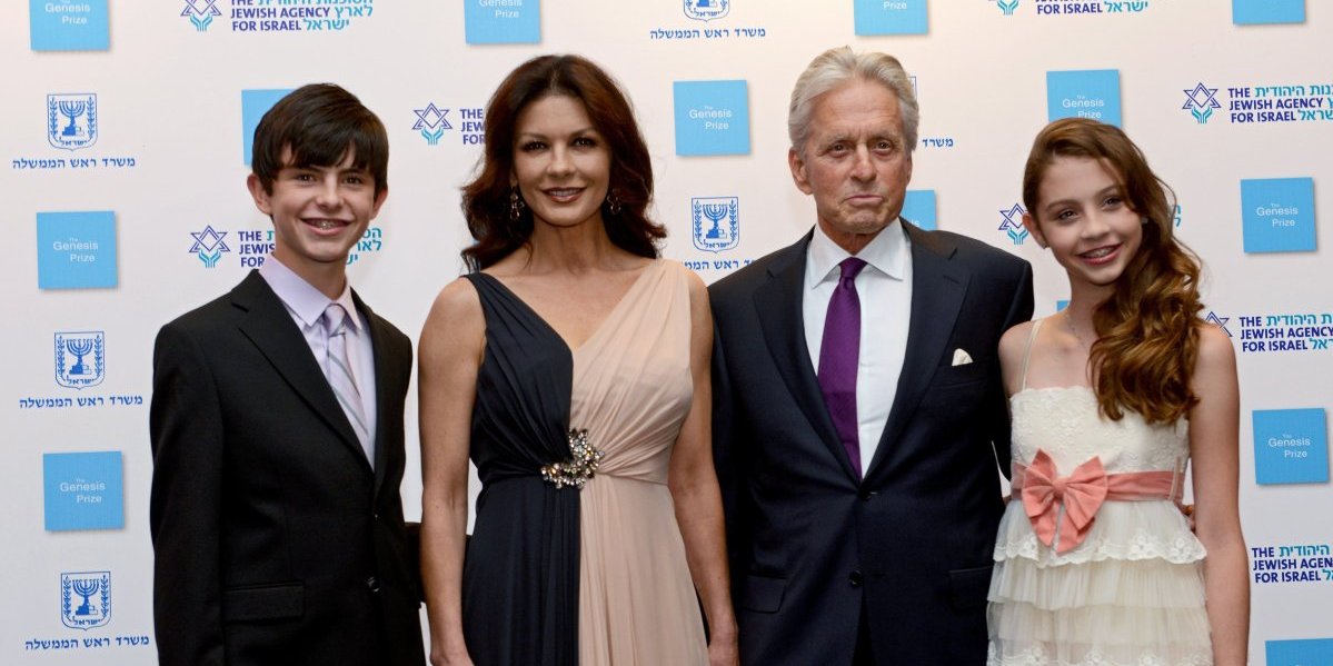 Majkl Daglas otišao da poseti svoju decu na fakultetu, njihovi vršnjaci mislili da im je deda