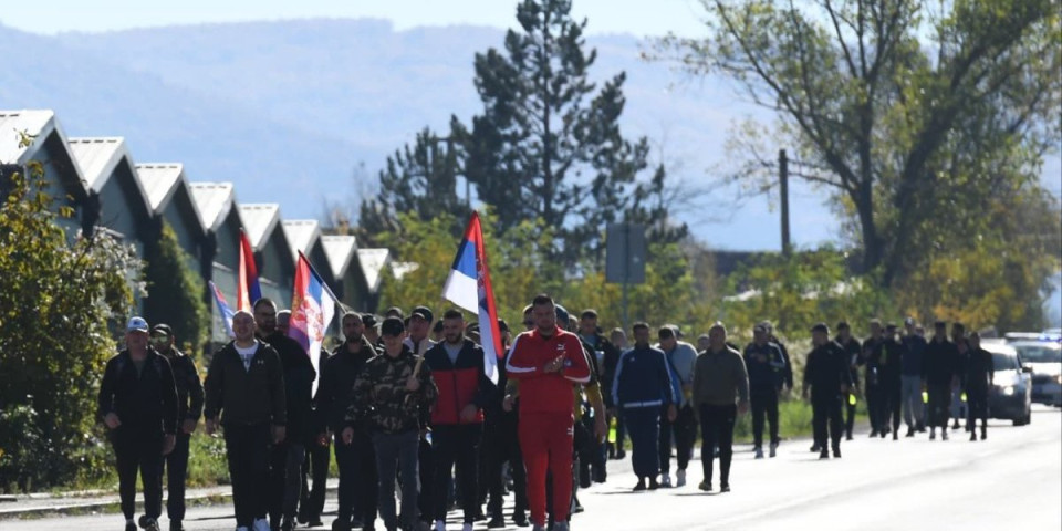 Na putu od 315 kilometara - Srbi sa KiM koji pešače do Novog Sada prolaze kroz Rašku (FOTO)