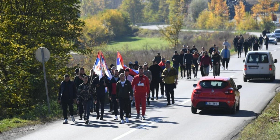 Blokaderi napali Srbe koji pešače sa KiM: Vučić o sramnom napadu zgubidana