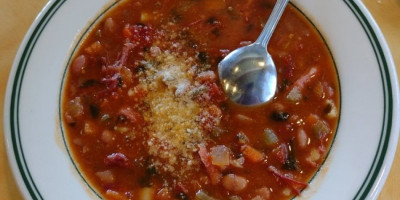 Minestrone čorba je vrlo raskošnog ukusa i puna povrća, idealna za post na vodi.