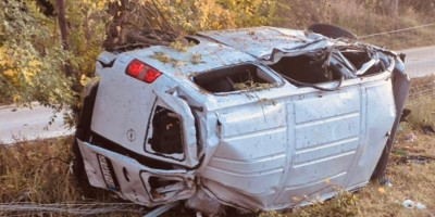 Vozač kombija kojim su se vraćali mladi džudisti sa takmičenja, a koji je sleteo s puta kod Novog Sada, stabilnog je opšteg stanja, rečeno je iz KCV.