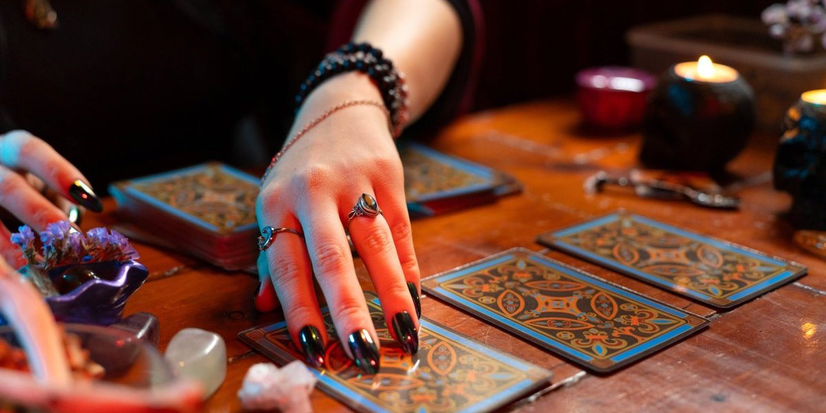 TikTok vračare zaludele Srpkinje: Gledaju u tarot karte, pa šalju mračnu poruku