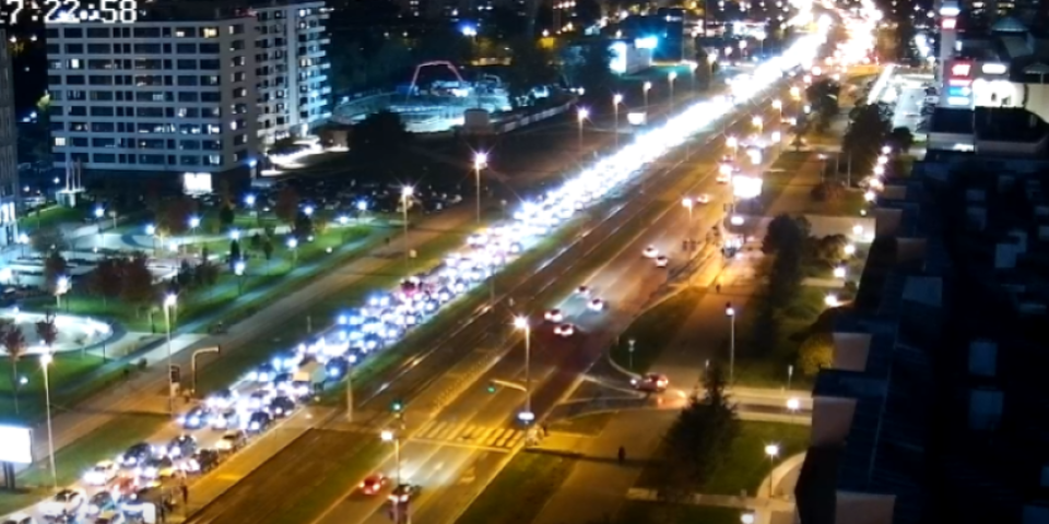 Crveni se Beograd: Ovi delovi grada u totalnom kolapsu - Kolone su sve duže (FOTO)