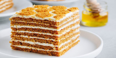 Medovik torta spaja tradicionalne ukuse Rusije i izvanrednu teksturu, a njen glavni adut je med koji daje nežnu slast i aromu svakoj korici, a obožavaju je i Srbi.