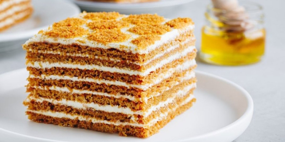 Tajna savršene medovik torte: Medeni ukus kakvom nema ravnog - jedan zalogaj i zaboravićete na dijetu