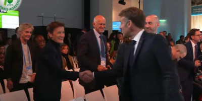 Ana Brnabić, predsednica Narodne skupštine, učestvuje na Mirovnom forumu u Parizu - gde se srdačno pozdravila sa Emanuelom Makronom - predsednikom Francuske.